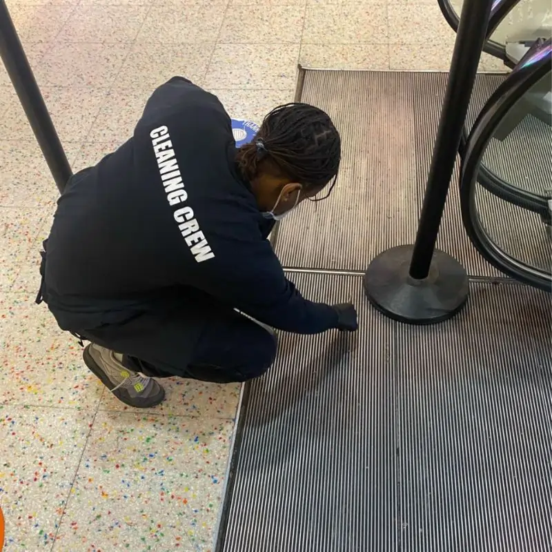 Detailed cleaning of escalators at major turist attraction in NYC