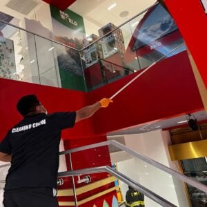 High dusting glass partitions in tourist attraction